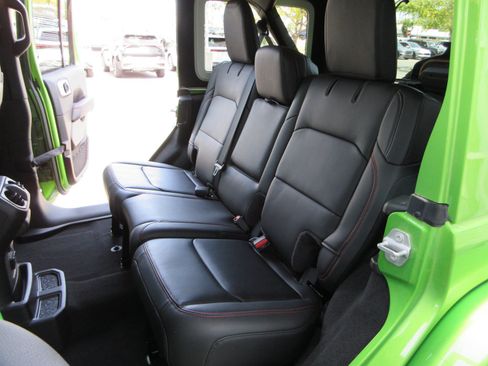 Used 2025 Jeep Wrangler Unlimited Rubicon w/ Convenience Group AWD/4WD image 22