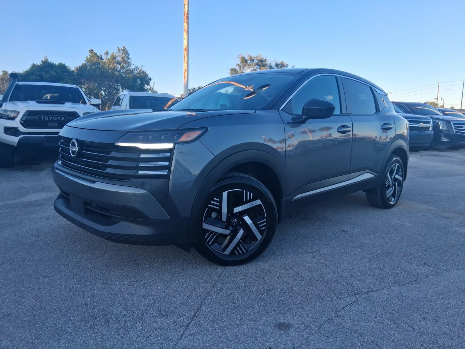Used 2025 Nissan Kicks SV FWD image 3
