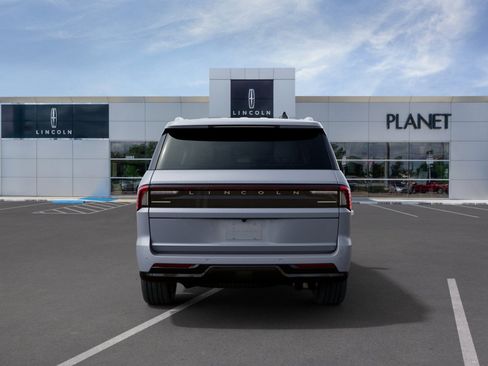 New 2027 Lincoln Navigator Premiere RWD image 7
