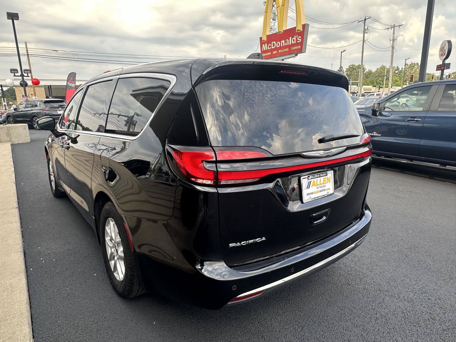 Used 2025 Chrysler Pacifica Select FWD image 10