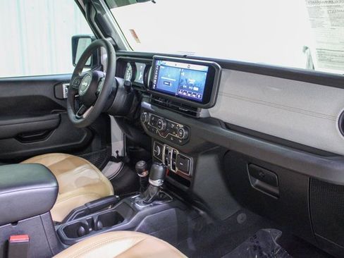 Used 2024 Jeep Wrangler Unlimited image 19