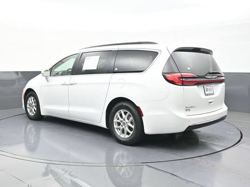 Used 2022 Chrysler Pacifica Touring-L FWD image 9