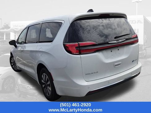 Used 2023 Chrysler Pacifica Touring-L FWD image 6