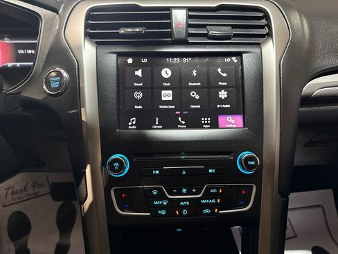 Used 2018 Ford Fusion SE w/ Fusion SE Technology Package FWD image 13