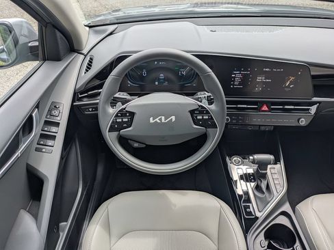 Used 2025 Kia Niro EX FWD image 16