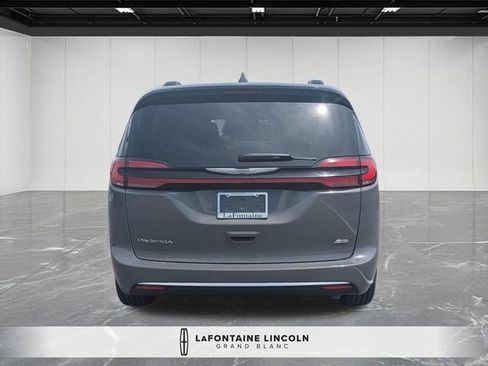 Used 2022 Chrysler Pacifica Touring-L AWD/4WD image 4