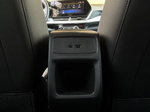 Used 2025 Chevrolet Trax LT w/ LT Convenience Package FWD image 12