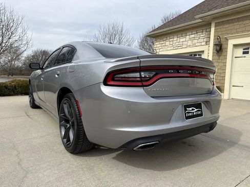 Used 2015 Dodge Charger SE w/ Sport Appearance Group image 2