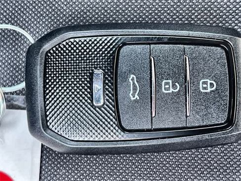 Used 2021 Toyota Venza LE w/ Carpet Mat Package (TMS) image 21