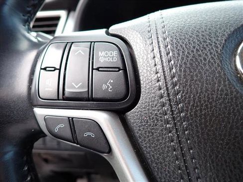 Used 2018 Toyota Highlander SE image 19