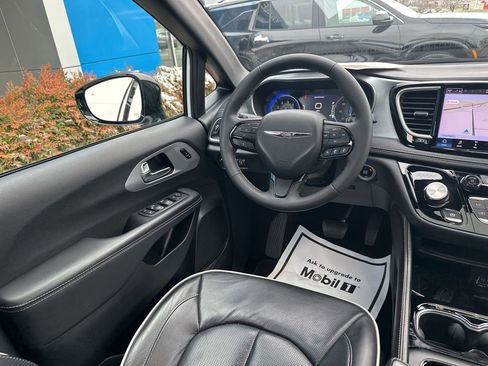 Used 2025 Chrysler Pacifica Limited image 14