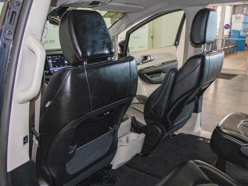 Used 2024 Chrysler Pacifica Touring-L FWD image 9