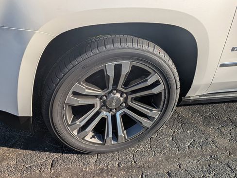 Used 2020 GMC Yukon Denali w/ Denali Premium Package image 12