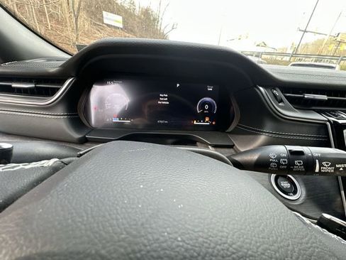 Used 2023 Jeep Grand Cherokee Limited w/ Luxury Tech Group II image 12