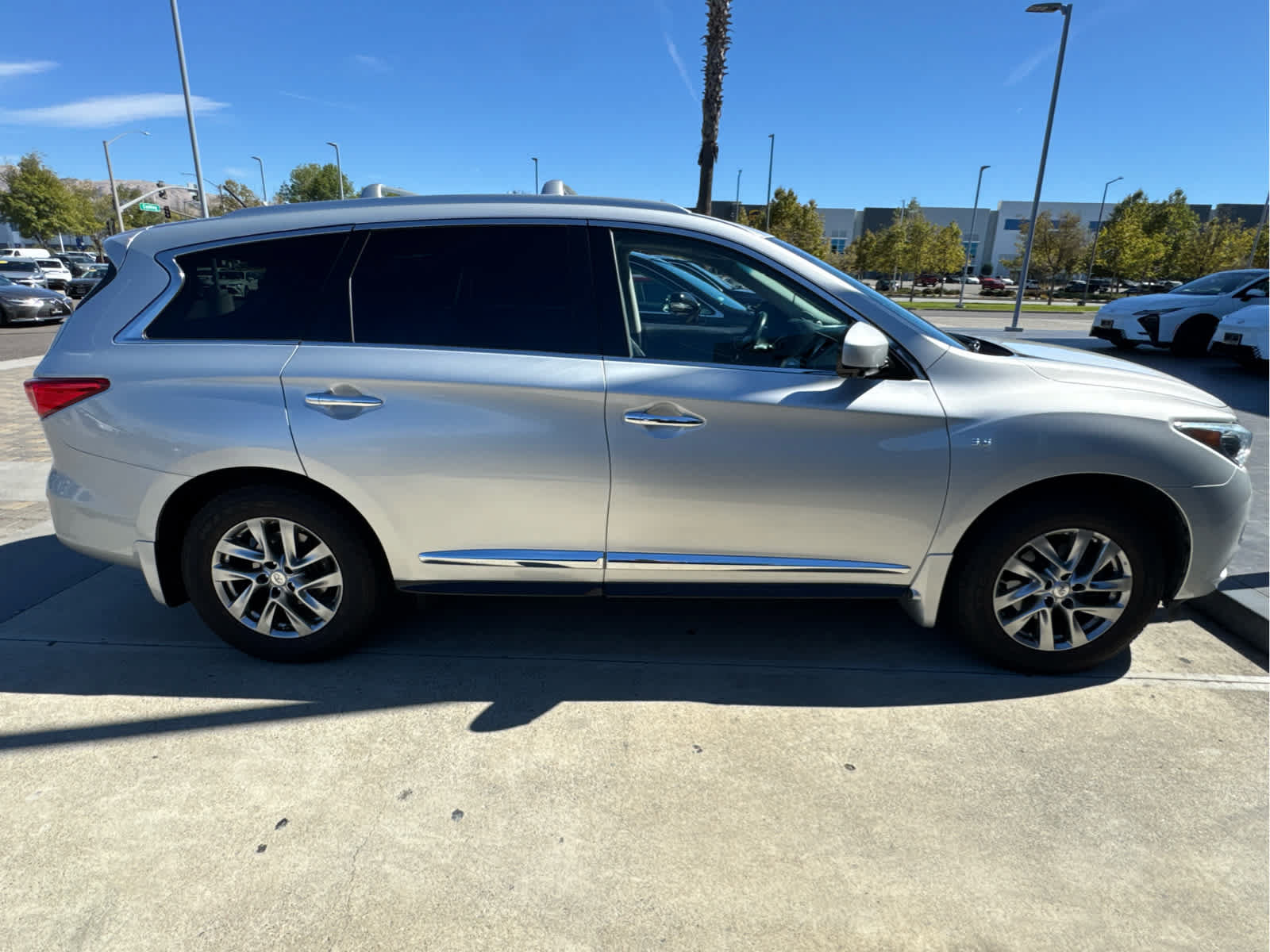 Used 2015 INFINITI QX60 Luxe w/ Premium Plus Package AWD/4WD image 2
