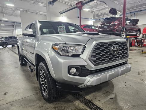 Used 2022 Toyota Tacoma TRD Sport image 2