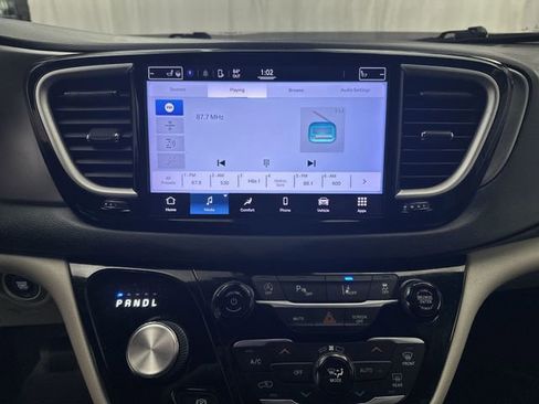 Used 2022 Chrysler Pacifica Touring-L image 16