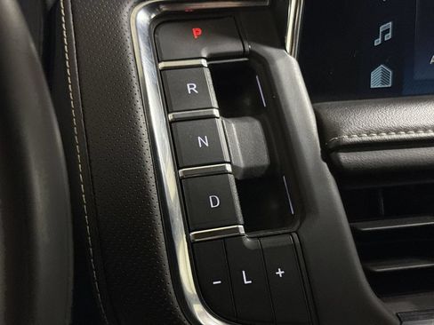 Used 2023 Chevrolet Suburban Premier AWD/4WD image 18