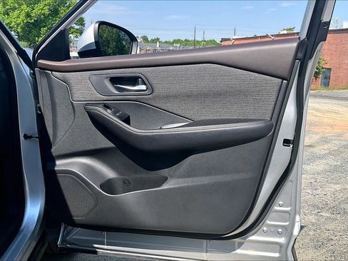 Used 2022 Nissan Rogue SV FWD image 23