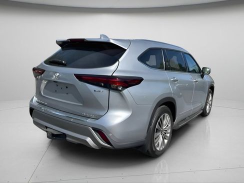Used 2025 Toyota Highlander Platinum AWD/4WD image 5