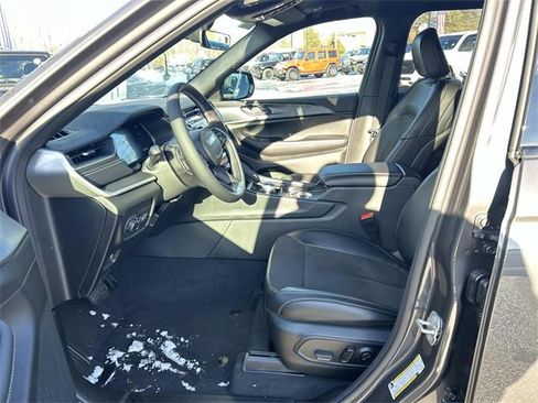 New 2025 Jeep Grand Cherokee Laredo image 7