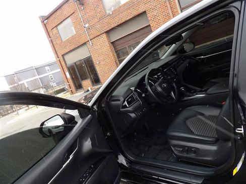 Used 2020 Toyota Camry SE image 10