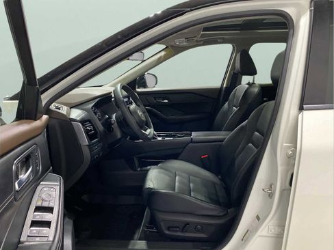 Used 2023 Nissan Rogue SL w/ SL Premium Package image 11