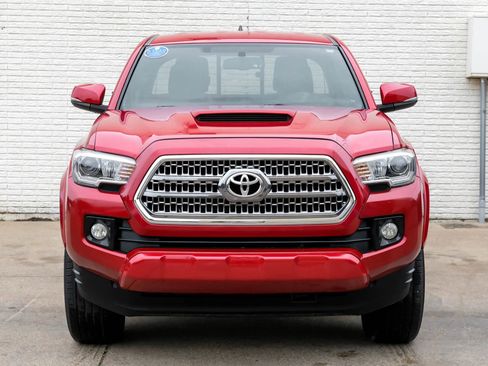 Used 2016 Toyota Tacoma TRD Sport w/ Towing Package RWD image 4