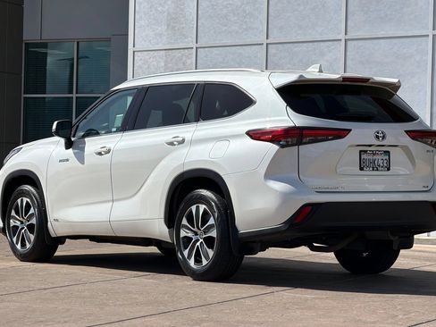 Used 2021 Toyota Highlander XLE AWD/4WD image 6