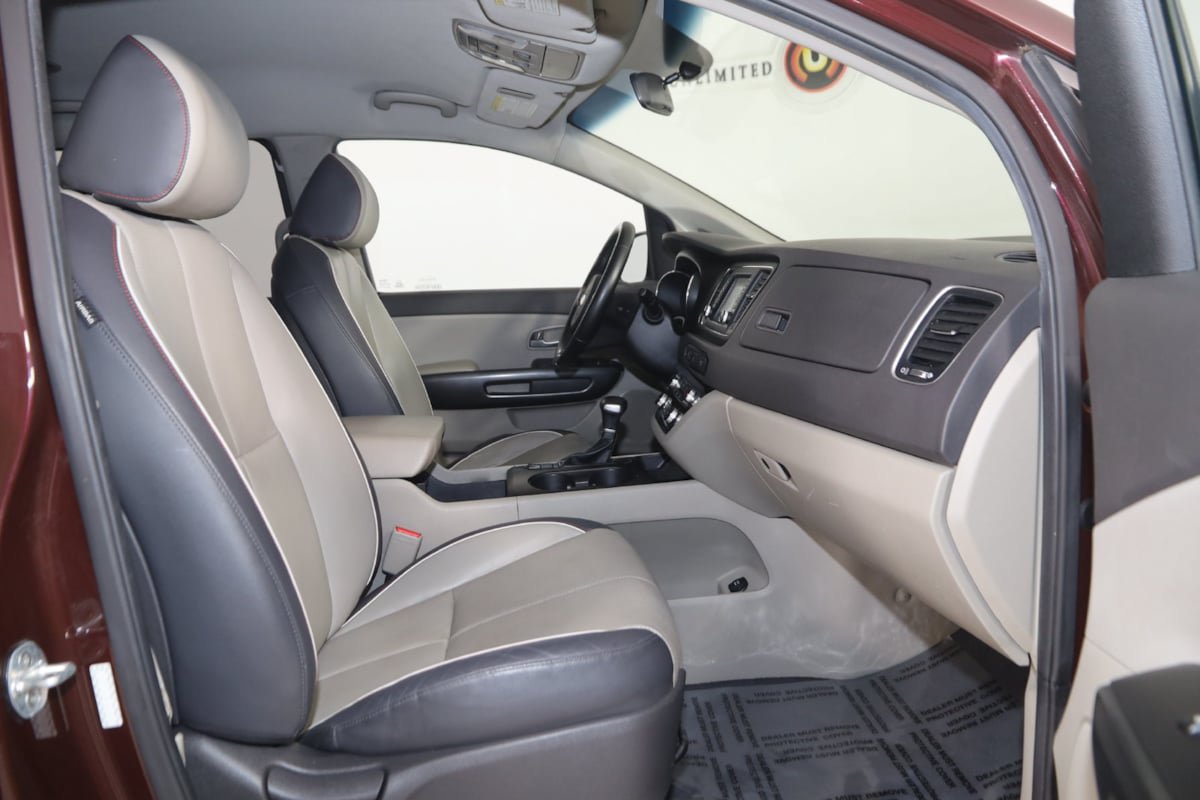 Used 2017 Kia Sedona LX w/ LX Essentials Premium Package FWD image 12