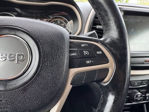 Used 2017 Jeep Cherokee Limited FWD image 18