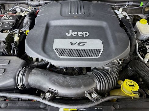 Used 2018 Jeep Wrangler Unlimited Sahara w/ Connectivity Group image 28