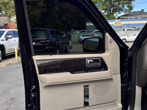 Used 2016 Lincoln Navigator Select image 11