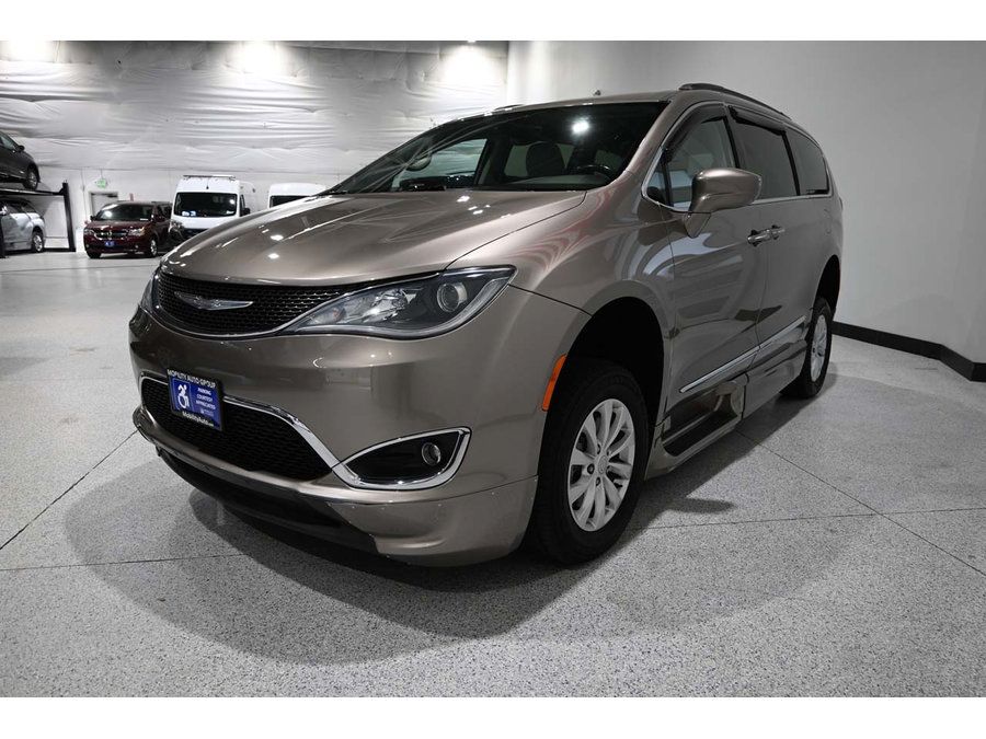 Used 2017 Chrysler Pacifica Touring-L FWD image 10