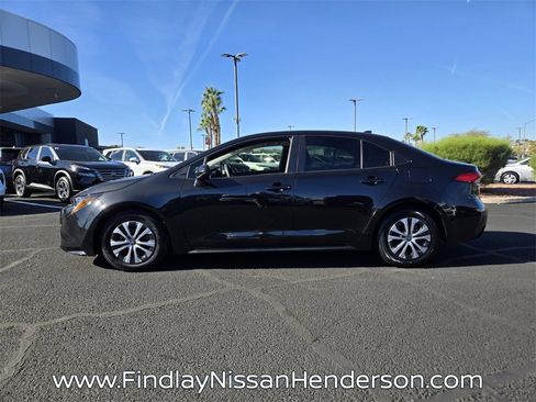 Used 2022 Toyota Corolla LE image 3