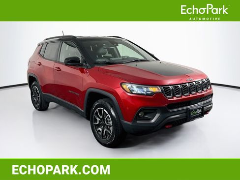 Used 2025 Jeep Compass Trailhawk AWD/4WD image 1