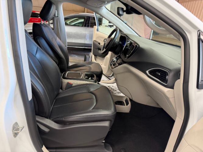 Used 2024 Chrysler Pacifica Touring-L FWD image 32