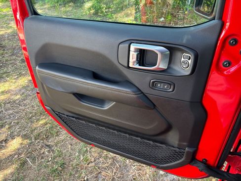 Used 2025 Jeep Wrangler Sahara image 20