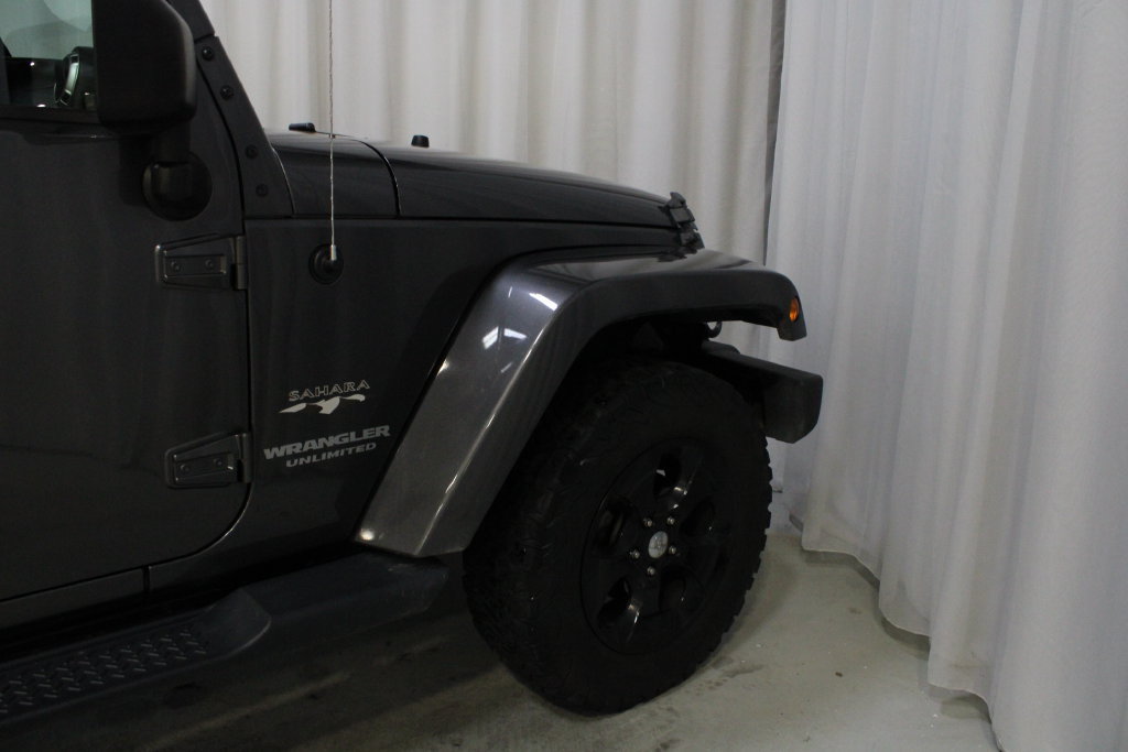 Used 2017 Jeep Wrangler Unlimited Sahara w/ Connectivity Group AWD/4WD image 25