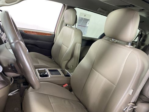 Used 2014 Chrysler Town & Country Touring FWD image 15