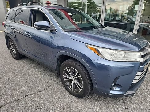 Used 2019 Toyota Highlander LE AWD/4WD image 2