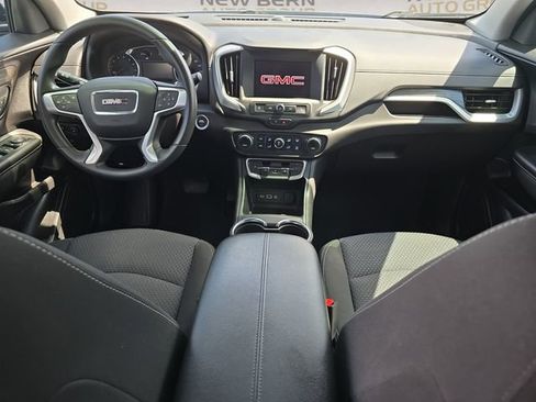 Used 2024 GMC Terrain SLE w/ Driver Convenience Package FWD image 10