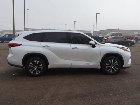 Used 2022 Toyota Highlander XLE image 7