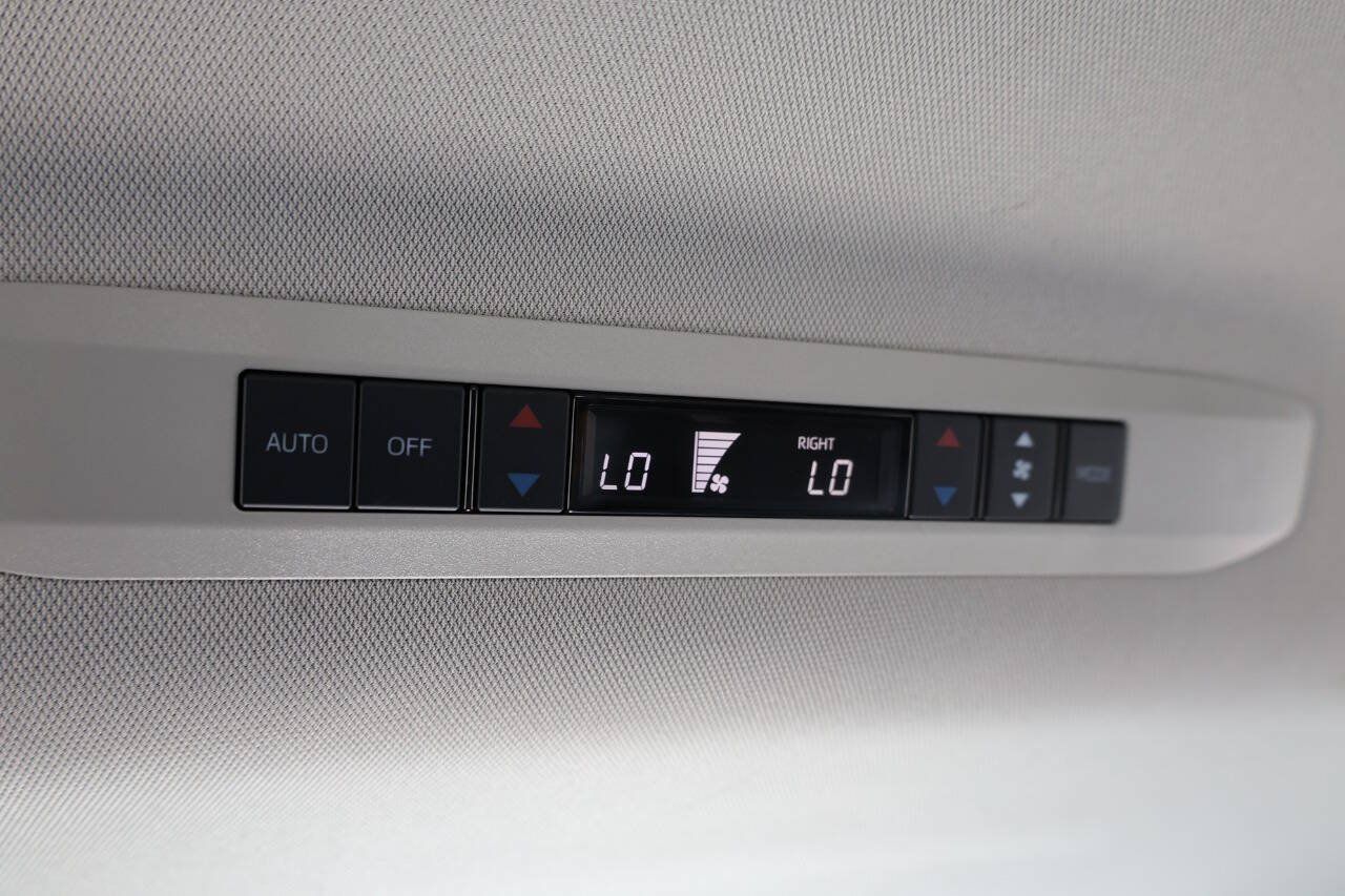 Used 2021 Toyota Sienna XLE FWD image 21