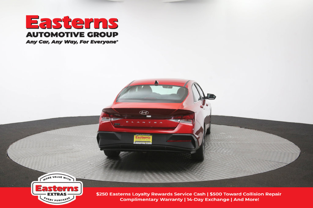 Used 2025 Hyundai Elantra SEL FWD image 41
