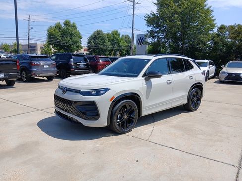 New 2026 Volkswagen Tiguan SE R-Line FWD image 3