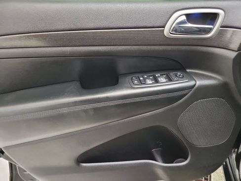 Used 2018 Jeep Grand Cherokee Altitude AWD/4WD image 19