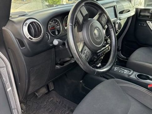 Used 2018 Jeep Wrangler Unlimited Sahara image 4
