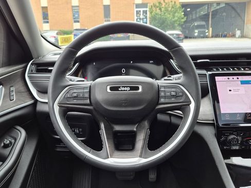 Used 2023 Jeep Grand Cherokee Limited w/ Black Appearance Package AWD/4WD image 14