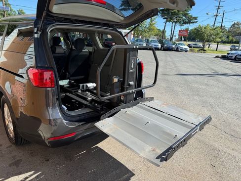 Used 2017 Kia Sedona LX w/ LX Essentials Premium Package image 18